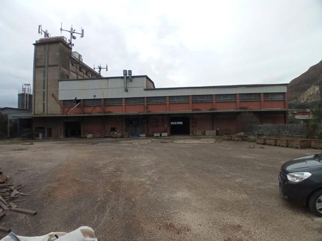 Locale in vendita di 1500 m²