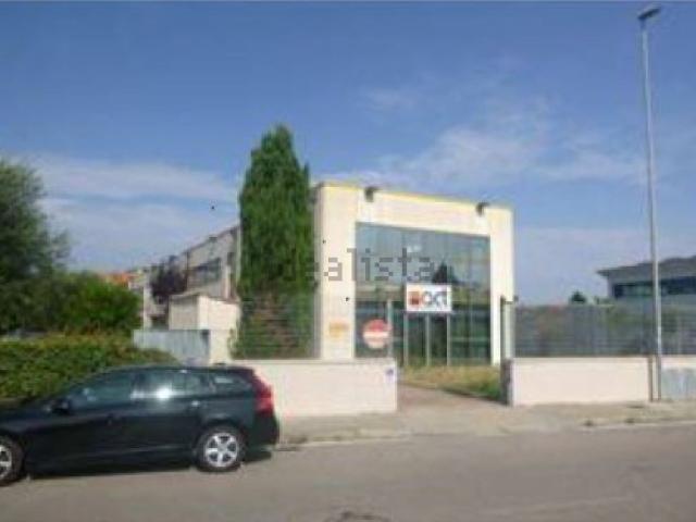 Locale in vendita di 1500 m² in Via Sterpulino, 3
