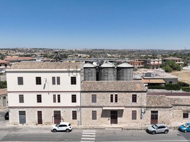 Locale in vendita di 1500 m² in Via Cellina