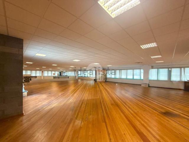 Locale in vendita di 1500 m² in Via del Commercio, 2