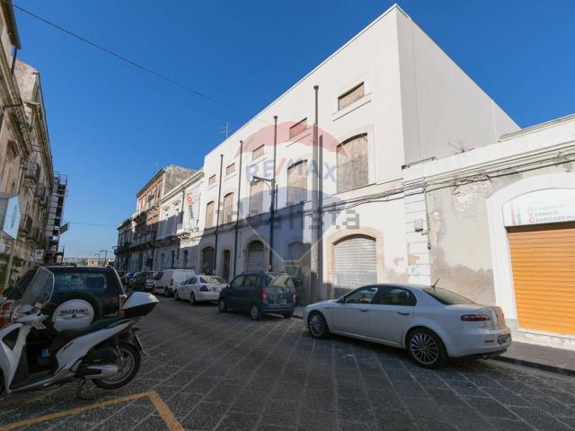 Locale in vendita di 1500 m² in Via Francesco Crispi
