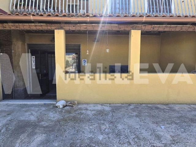 Locale in vendita di 150 m² in Via A. de Curtis