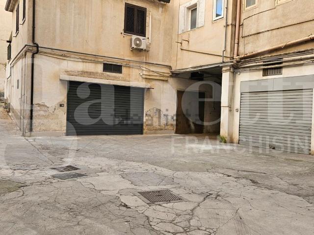 Locale in vendita di 150 m² in Via Aloisio Juvara