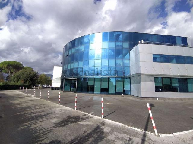 Locale in vendita di 150 m² in Via Armando Fabi