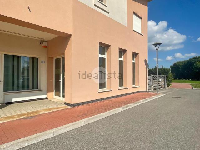 Locale in vendita di 150 m² in Via Gaetano Donizetti, 51