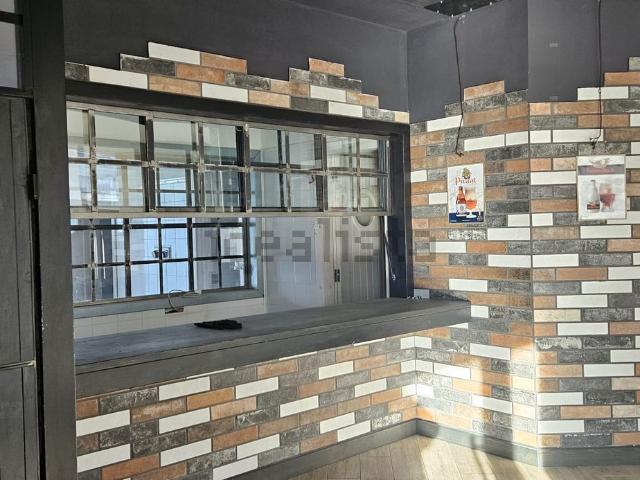 Locale in vendita di 150 m² in Via dei Molinari, 34