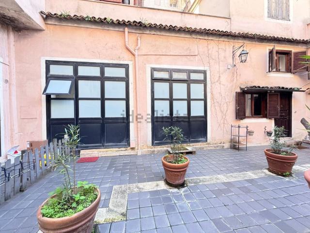 Locale in vendita di 140 m² in Via dei Sabelli, 191