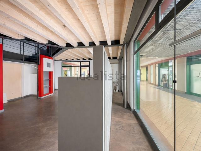 Locale in vendita di 150 m² in Via Fermi, 67