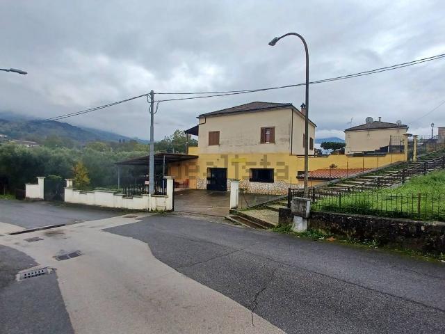 Locale in vendita di 150 m² in Via Stazzi