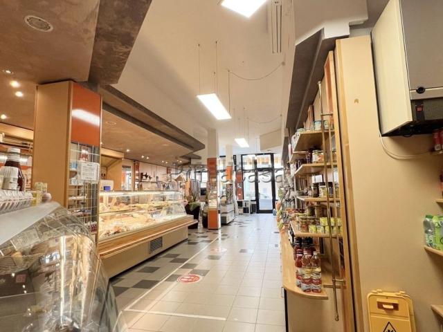 Locale in vendita di 150 m² in Via Pietro Beroaldi, 7