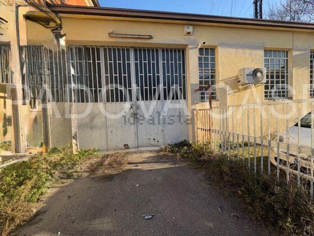 Locale in vendita di 150 m² in Via Pilade Bronzetti