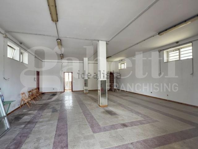 Locale in vendita di 150 m² in Via Racale, 123