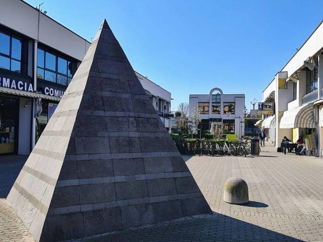 Locale in vendita di 150 m² in Via Vasco Zappaterra, 19