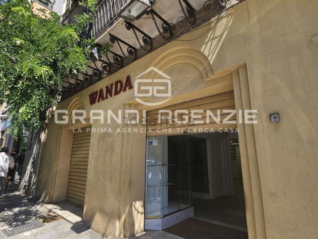 Locale in vendita di 150 m² in Corso Camillo Finocchiaro Aprile, 37