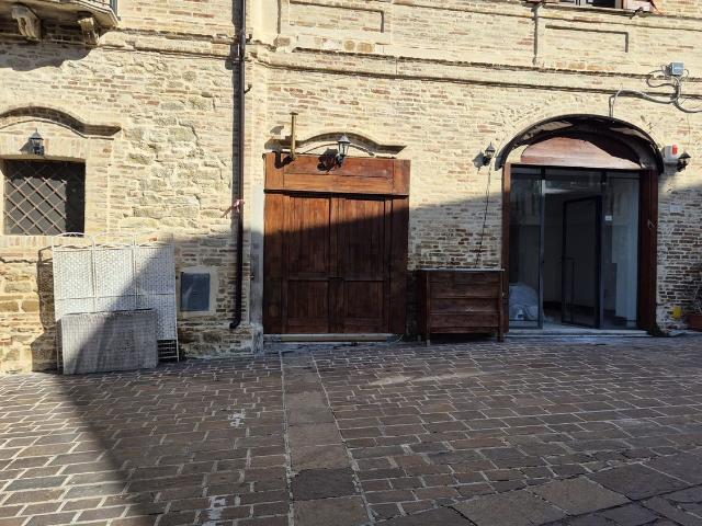 Locale in vendita di 150 m² in Piazza Umberto I, 10