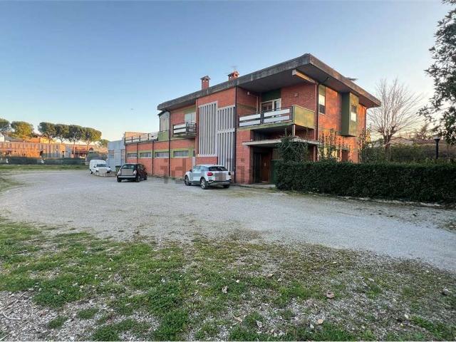 Locale in vendita di 150 m² in Strada La Torretta, 2