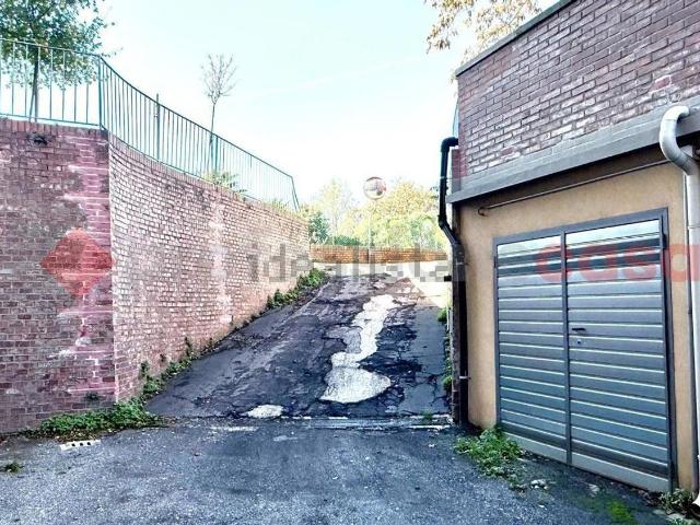 Locale in vendita di 151 m² in Via Enrico Mattei, 22