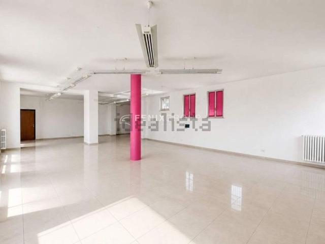Locale in vendita di 151 m² in Via Elio Fileni, 7