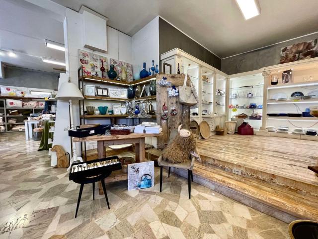 Locale in vendita di 151 m² in Via San Pietro, 25