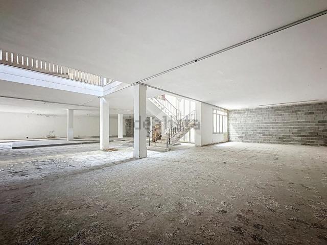 Locale in vendita di 1521 m² in Via Valdera Pontedera