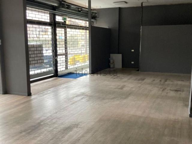 Locale in vendita di 152 m² in Via Fratelli Kennedy