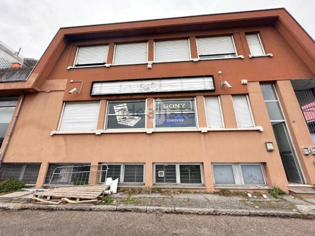 Locale in vendita di 152 m² in Via Pellizza da Volpedo, 3