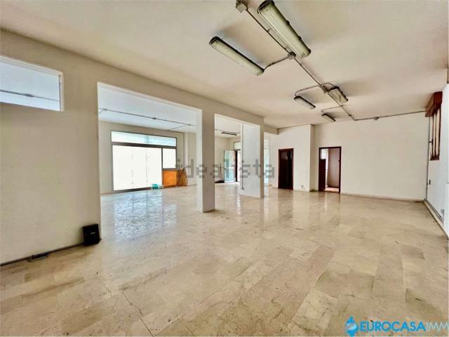 Locale in vendita di 153 m² in Via Giorgio Bortolamasi