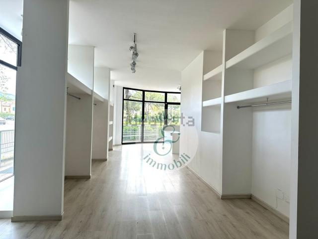 Locale in vendita di 154 m² in Viale L.Ariosto