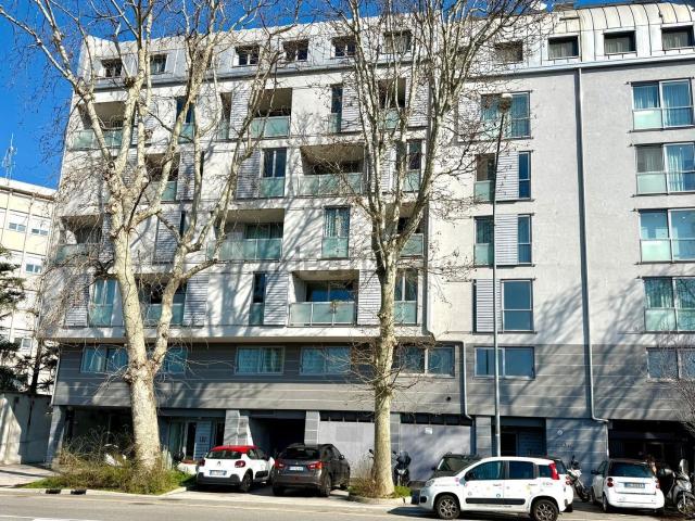 Locale in vendita di 1550 m² in Via delle Fiamme Gialle, 8