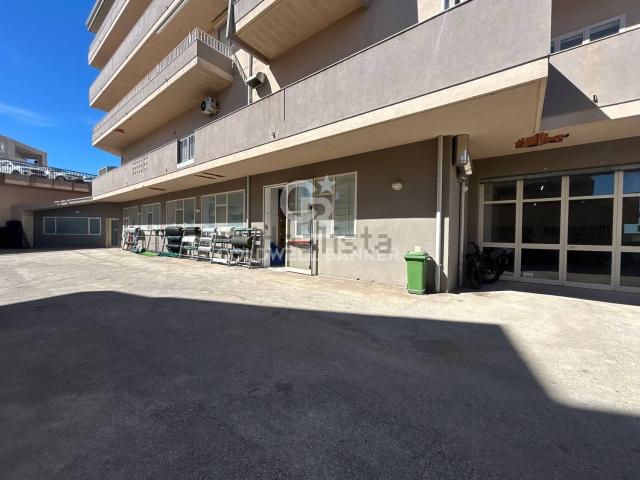 Locale in vendita di 1550 m² in Via Paestum