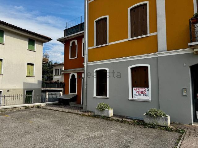 Locale in vendita di 155 m² in Via Bortolo Pontini, 8