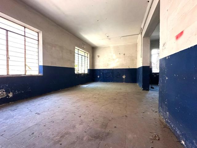 Locale in vendita di 155 m² in Via Beniamino Gigli, 85