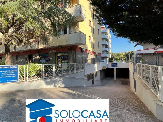 Locale in vendita di 155 m² in Via Padre Ardelio della Bella, 39