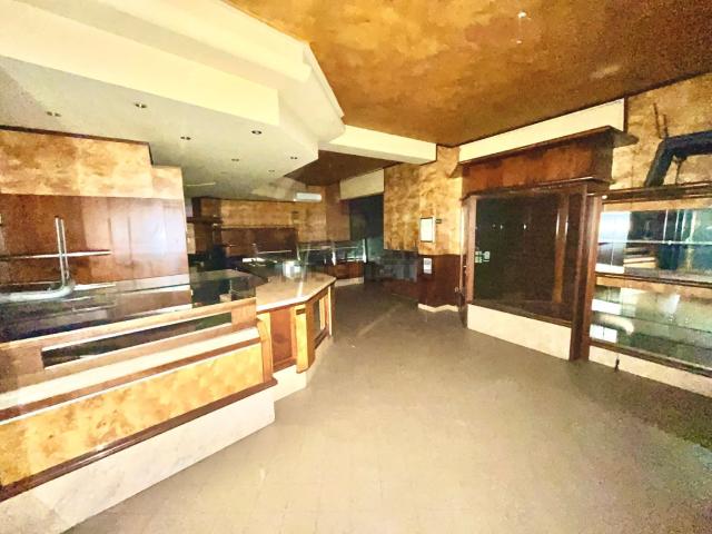 Locale in vendita di 156 m² in Via IV Novembre, 20