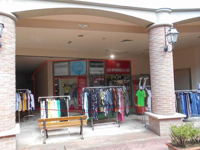 Locale in vendita di 158 m² in Via delle Farniole