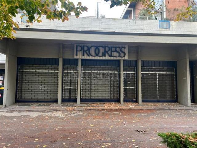 Locale in vendita di 158 m² in Via Pietro Giardini