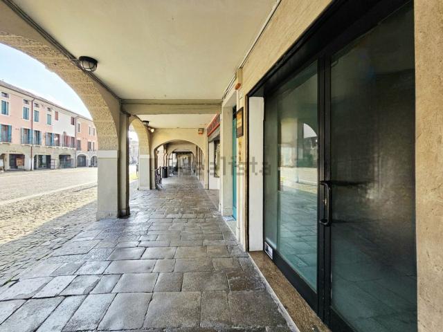 Locale in vendita di 15 m² in Via Giacomo Matteotti
