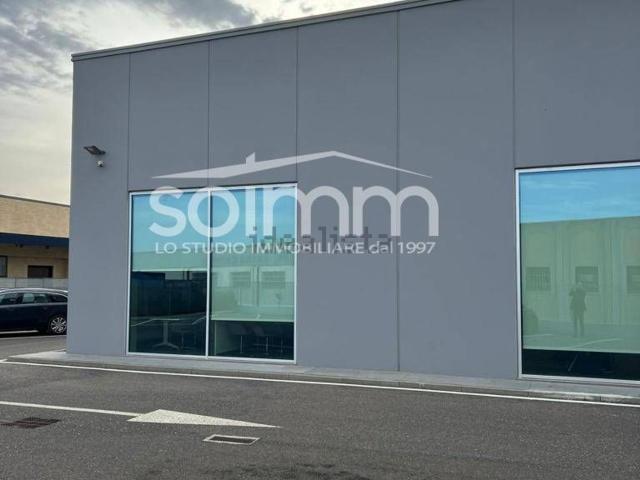 Locale in vendita di 1600 m² in Strada Statale 131 Carlo Felice, 131
