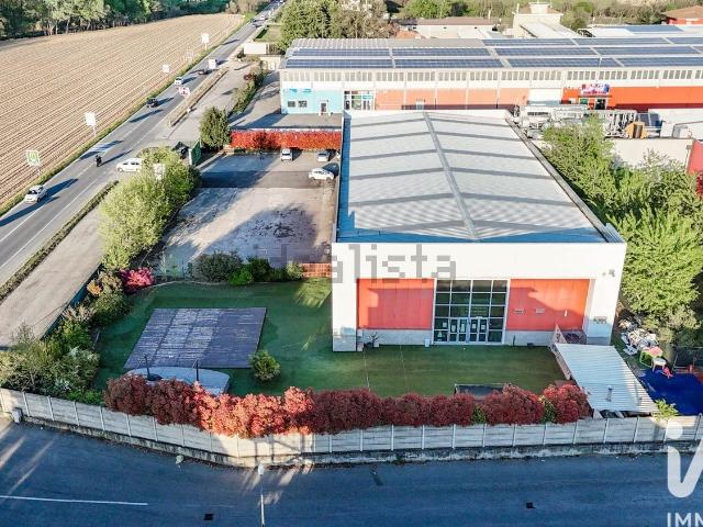 Locale in vendita di 1600 m² in Via Cameri
