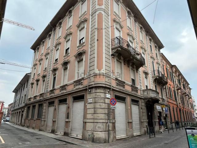 Locale in vendita di 160 m² in Via Camillo Benso Conte di Cavour, 36
