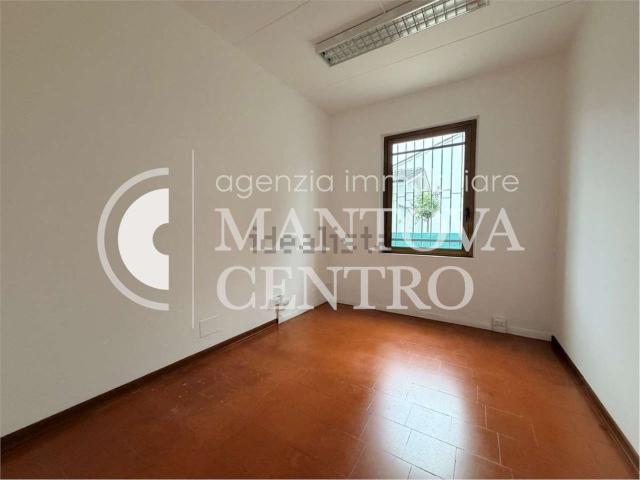 Locale in vendita di 160 m² in Via Cremona