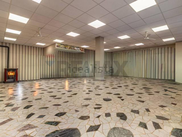 Locale in vendita di 160 m² in Via Antonio Gramsci, 1