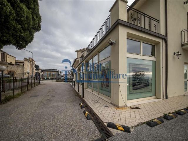Locale in vendita di 160 m² in Via Angelo Cortesi, 10