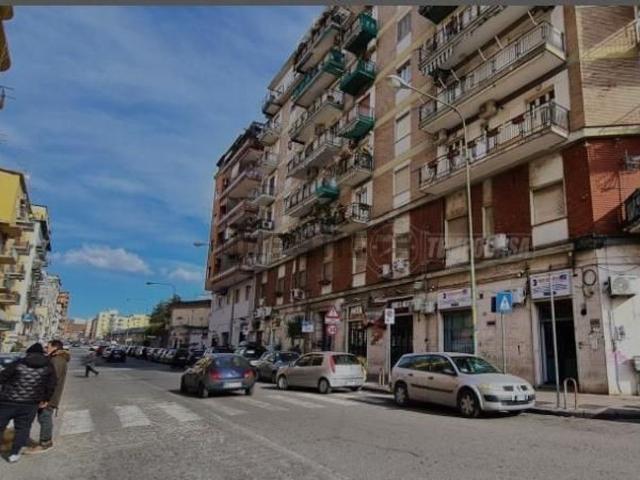Locale in vendita di 160 m² in Via Generale Francesco Pignatelli, 61