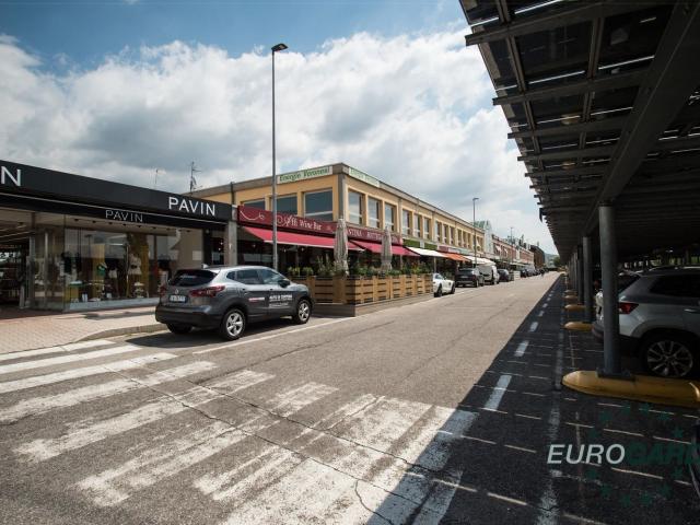 Locale in vendita di 160 m² in Via Giovanni Pascoli