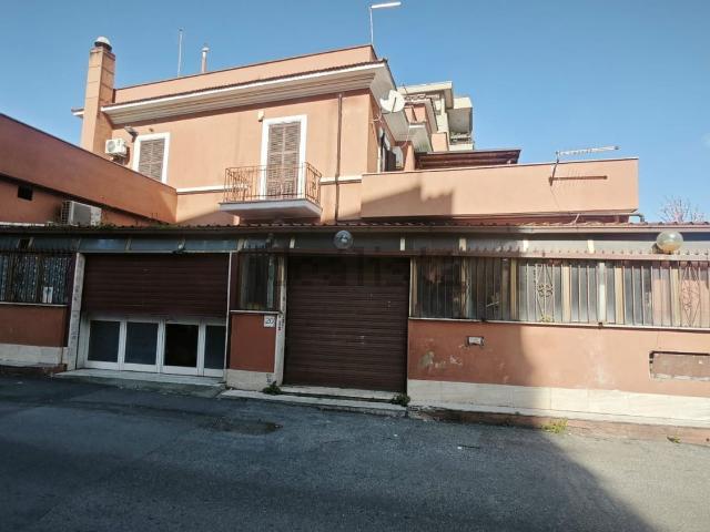 Locale in vendita di 160 m² in Via dei Grottoni