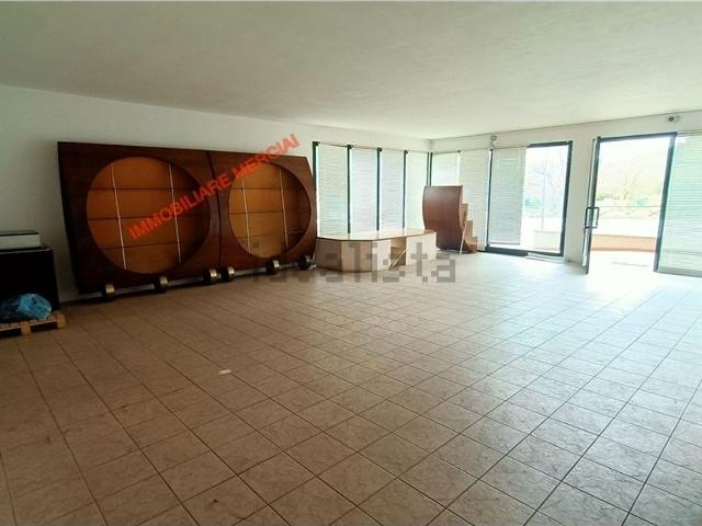 Locale in vendita di 160 m² in Via del Lavoro, 1