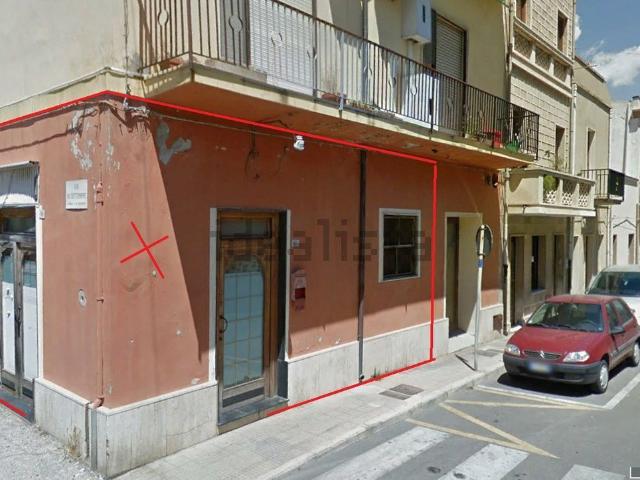 Locale in vendita di 160 m² in Via E. D&apos Arborea, 56