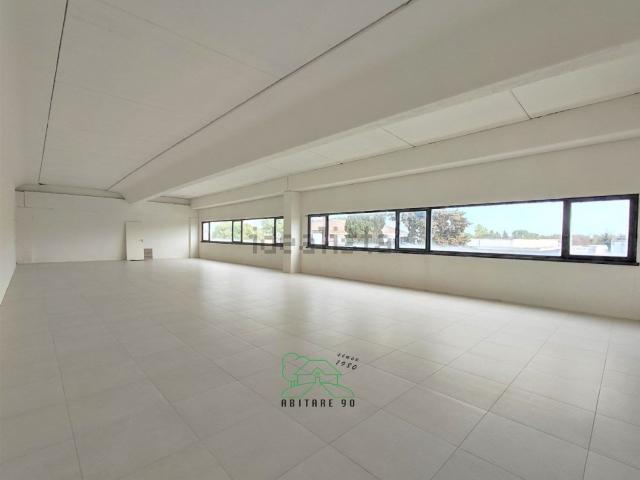 Locale in vendita di 160 m² in Via E. Mattei, 24