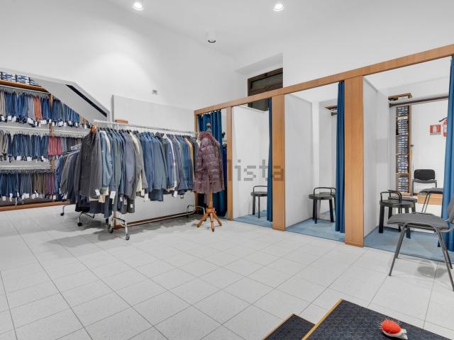Locale in vendita di 160 m² in Via Luigi Ornato, 19